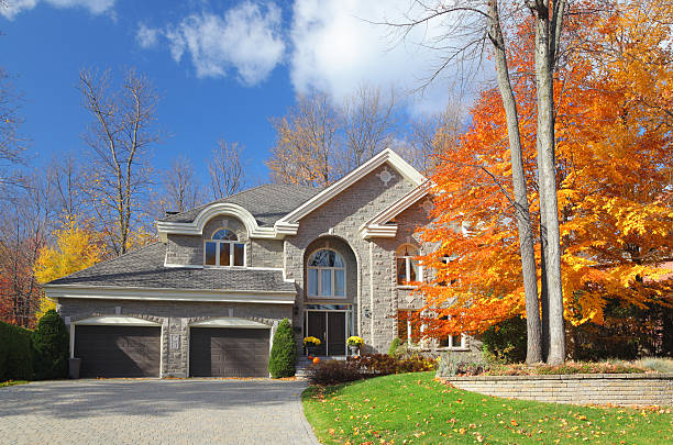 Large Luxurious Autumn House  buzbuzzer stock pictures, royalty-free photos & images