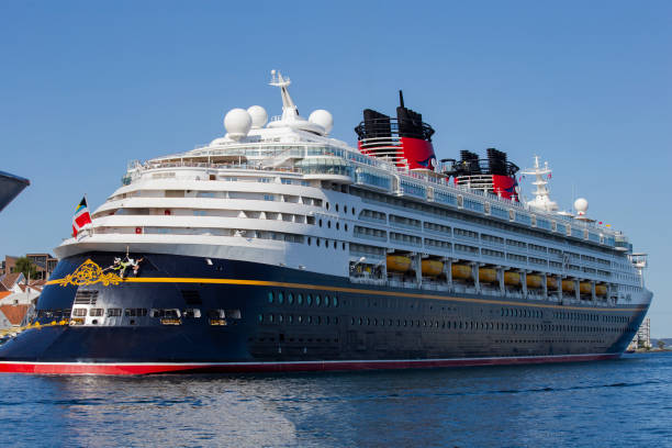 大型豪華游輪迪士尼奇跡在海上,2018年9月挪威克里斯蒂安桑 - disney 個照片及圖片檔