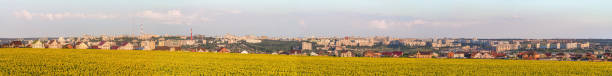 belgorod şehrinin güney yerleşim bölgesinin geniş panoraması. beyaz şehir, rusya. ayçiçeği tarlasının arkasındaki tepelerde şehrin silueti. - belgorod stok fotoğraflar ve resimler