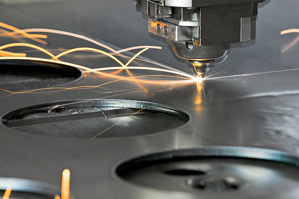 laser metal cutting manufacturing tool in operation - machinerie stockfoto's en -beelden