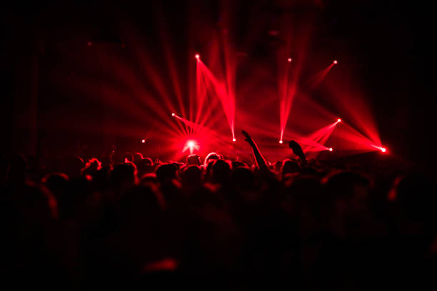 raggi laser nella festa della vita notturna - red spotlight foto e immagini stock