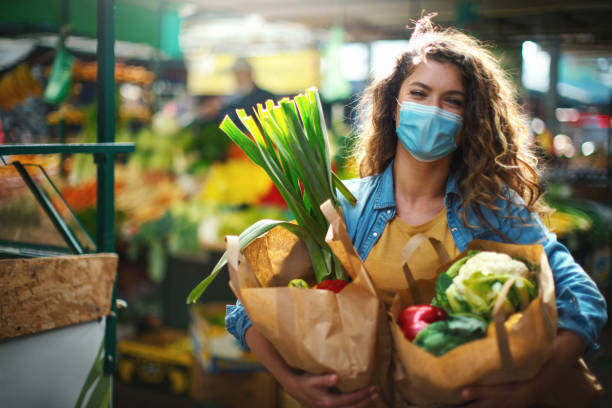 코로나바이러스 전염병 중 재개장 후 식료품 쇼핑을 하는 20대 후반 여성 - 시장 소매점 뉴스 사진 이미지