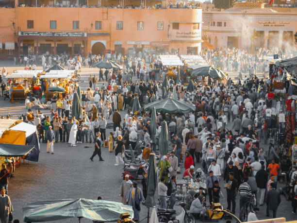 late afternoon at the famous djamaa el fna square in the centre of marrakesh - marrakech desert imagens e fotografias de stock