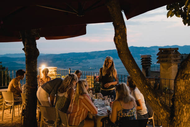 's avonds dineren - sunset dining stockfoto's en -beelden