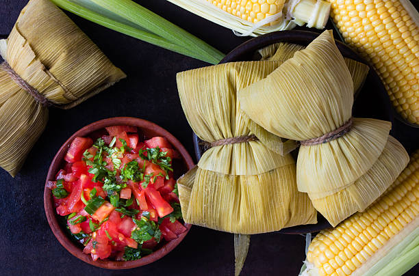 ラテンアメリカ料理をお召し上がりください。伝統的な自家製 humitas のトウモロコシます。 - とうもろこし チリ共和国 ストックフォトと画像