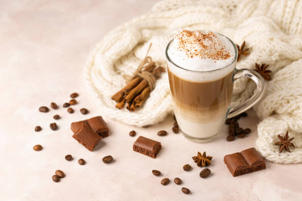 latte macchiato caffè con cannella, cioccolato e chicchi di caffè - "cafe macchiato" foto e immagini stock