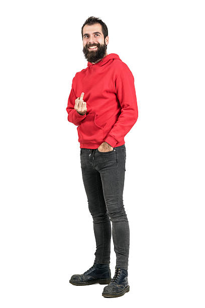 ridendo ribelle punker in rosso con cappuccio mostra medio finge - unkind foto e immagini stock