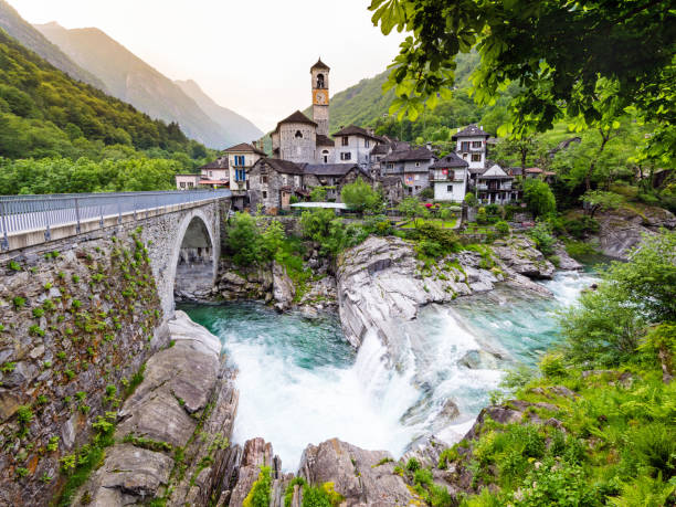 lavertezzo in valle verzasca, canton ticino, isviçre - wald stok fotoğraflar ve resimler