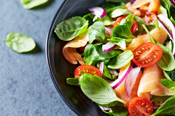 leaf vegetable salad with smoked salmon - salad bowl imagens e fotografias de stock