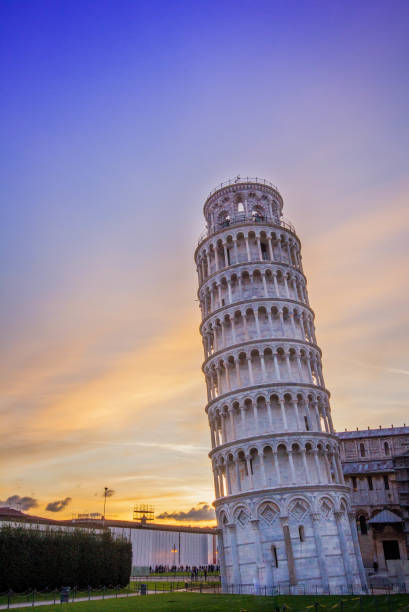 torre pendente di pisa, italia  - galileo galilei foto e immagini stock