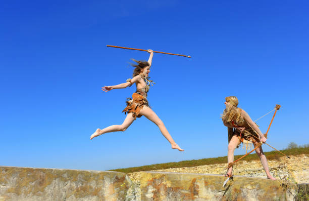 飛び跳ねるネアンデルタール人女性の攻撃 ストックフォト