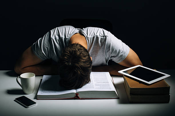 learn how to sleep - student night study stressed stockfoto's en -beelden