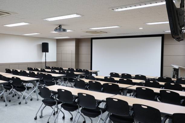 salle de conférence, salle de classe vide université avec deux blocs de chaises - collège batiment photos et images de collection