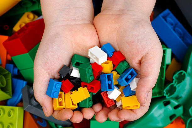 briques de lego enfant les mains - lego photos et images de collection