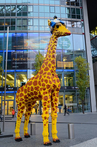 lego girafa em berlim - legoland imagens e fotografias de stock