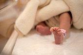 生まれたばかりの赤ちゃんの足、彼女の人生初