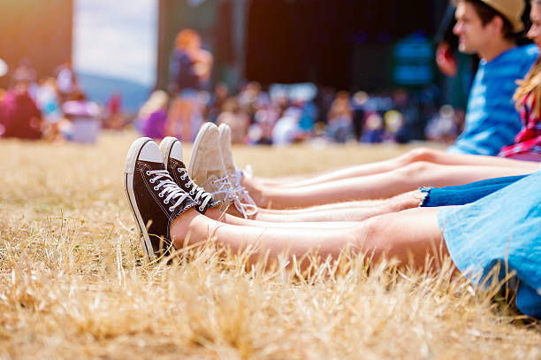 pernas de adolescentes, festival de música, em frente de palco - music festival - fotografias e filmes do acervo