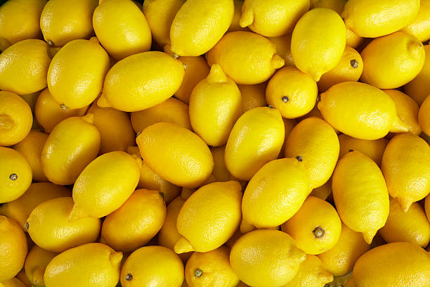 lemons at market - citroen stockfoto's en -beelden