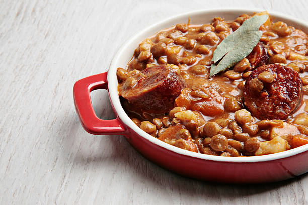 lentils and spanish chorizo stew tapas - chorizo stockfoto's en -beelden