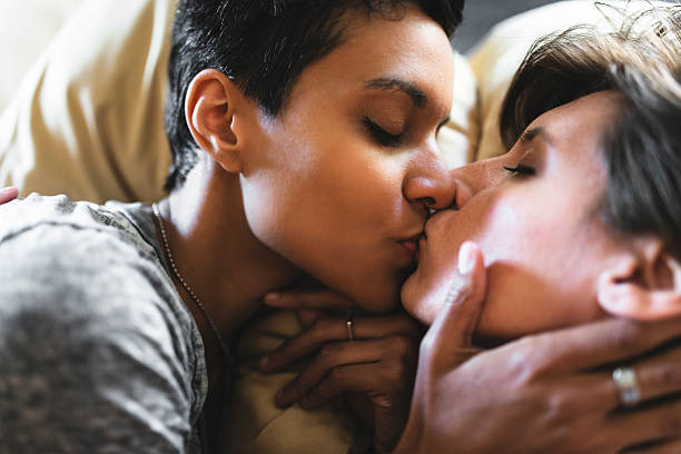 Lesbische kus Fotos