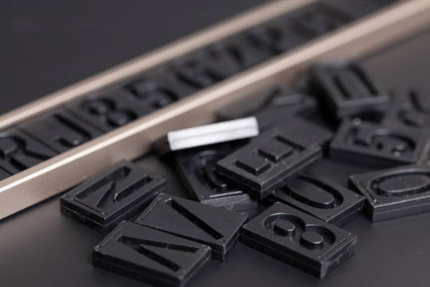 letterpress alfabet och siffror på svart bakgrund - 6 7 ��r bildbanksfoton och bilder