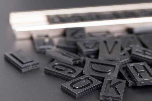 letterpress alfabet och siffror på svart bakgrund - 6 7 ��r bildbanksfoton och bilder