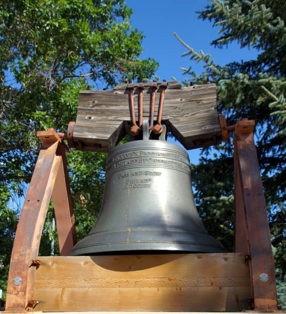 liberty bell reproduction - cheyenne wyoming photos et images de collection