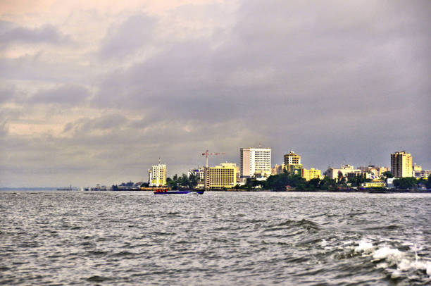 libreville, gabon-gabonese hoofdstad gezien vanaf de gabon estuarium (aka komo river) - gabon stockfoto's en -beelden