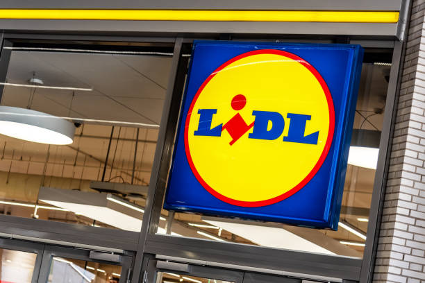 Lidl logo on the supermarket Barcelona, Spain - June 2022: Lidl logo on the supermarket located in the Mercat de Sant Antoni in Barcelona. Lidl Stiftung Co. KG is a supermarket chain of German origin. lidl stock pictures, royalty-free photos & images