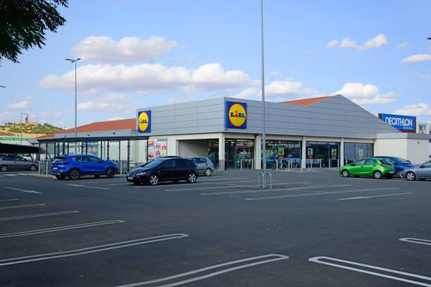 Lidl supermarket in one of the commercial areas of Valdepeñas. Valdepeñas, Spain - September 22, 2020: Lidl supermarket in one of the commercial areas of Valdepeñas. lidl stock pictures, royalty-free photos & images