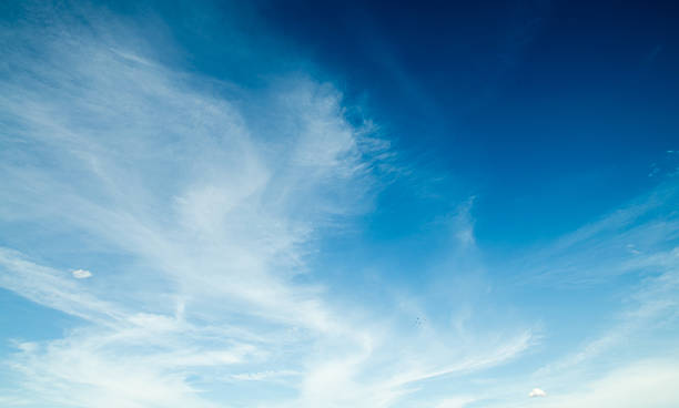langit biru muda dan awan - langit cerah potret stok, foto, & gambar bebas royalti