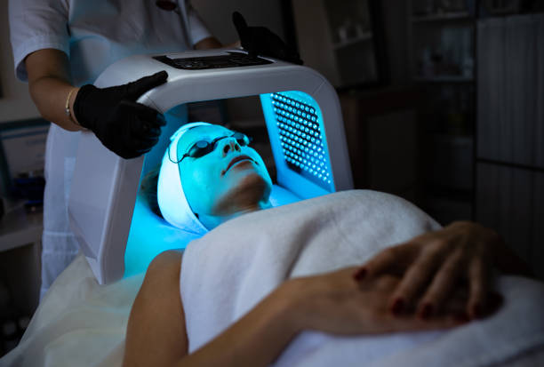 LED light facial Woman having LED light facial treatment in beauty salon led light photos stock pictures, royalty-free photos & images