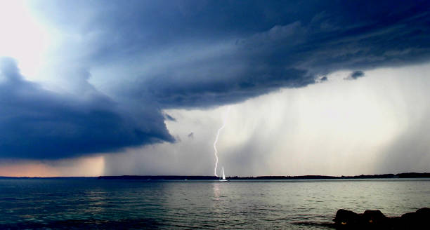 昼間の雷嵐 - 雷　海 ストックフォトと画像