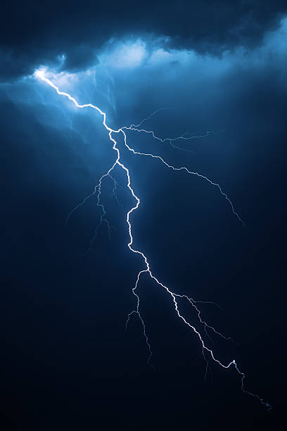 lightning mit dramatischen wolkengebilde - blitz stock-fotos und bilder