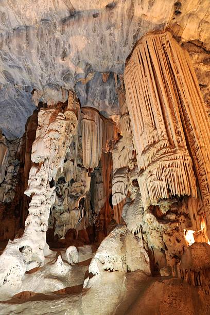 limestone cavern formations - cango stockfoto's en -beelden