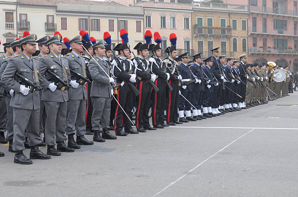 gefütterte bis platoons - italienisches militär stock-fotos und bilder