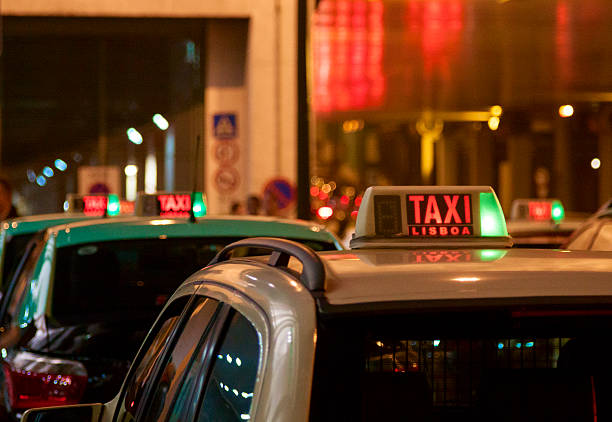 sinal de táxi à noite lisboa - taxi lisboa imagens e fotografias de stock