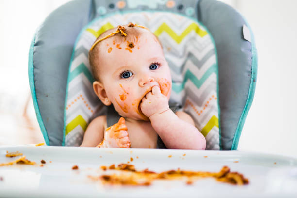 bayi makan bubur, makanan pertama bayi, makanan pertama bayi 6 bulan, bubur bayi, makanan bayi