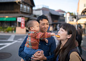 小さな男の子が母親に「千間舞」を与える日本のせんべい