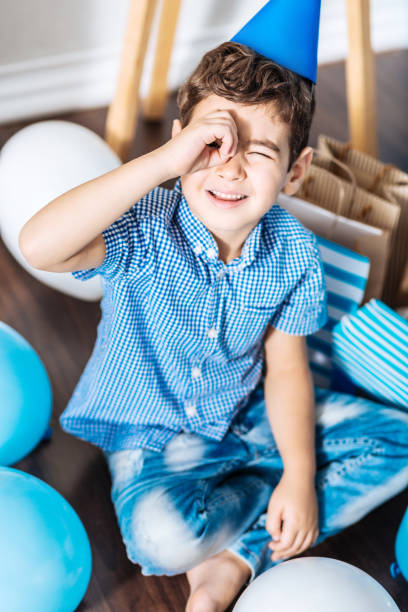 little boy imitating a spyglass with his hand - foster home bag imagens e fotografias de stock