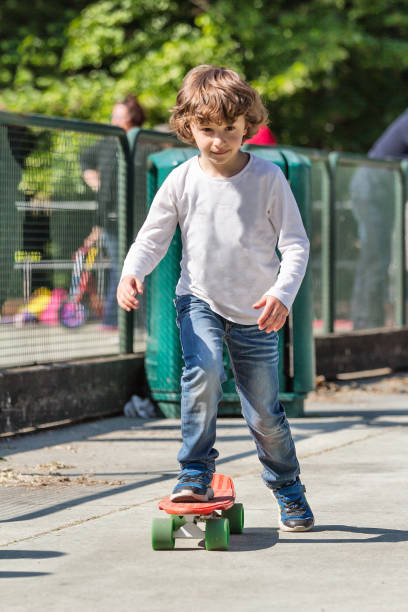 bambino (6 anni) skateboarding - pride milano foto e immagini stock