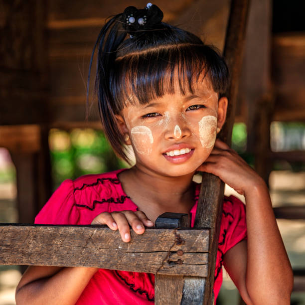 顔に塗っている白いものが、「タナカー」というミャンマー伝統の化粧品