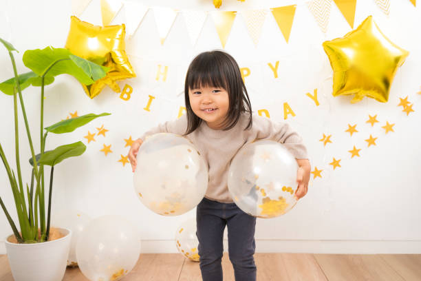 誕生日、自宅で誕生日パーティーを祝う小さな女の子。 - ２歳 ストックフォトと画像