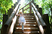公園の階段を登る小さな女の子