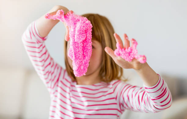작은 소녀 만들기 집에서 만드는 점액 장난감 - 끈적거리는 뉴스 사진 이미지