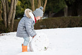 雪の中で遊ぶ少女