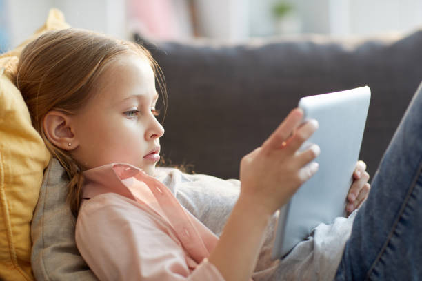 petite fille utilisant l'internet - les écrans enfant photos et images de collection