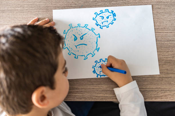 bambino che disegna un coronavirus - pandemia malattia foto e immagini stock