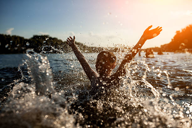 작은 아이는 물에서 놀고 스플래시를 만드는; - 수영 동작 활동 뉴스 사진 이미지