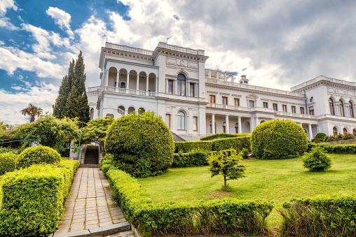 크리미아에서 아름 다운 아름 다운된 정원으로 리바디아 궁전 - 스톡 이미지...